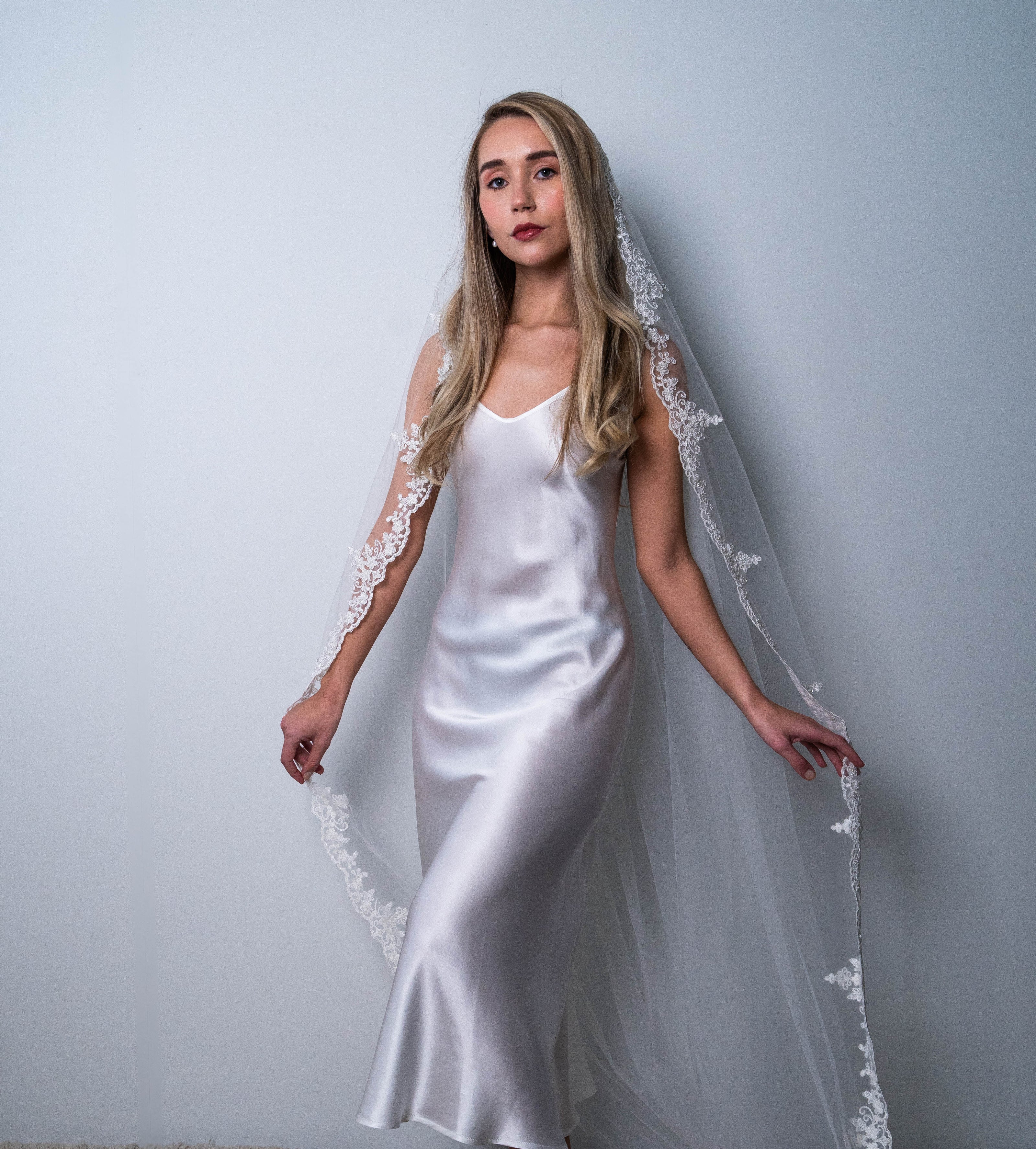 Silkepysjamas, silke pysj, pysjamas. Brud som skal gifte seg i et bryllup. gjør deg klar med savannah silk.