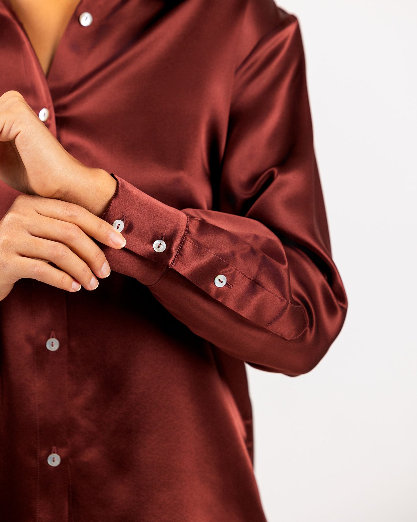 Silkepysjamas for dame i 100 % mulberrysilke – Detaljebilde av silken og perlemorsknapper som skimrer.