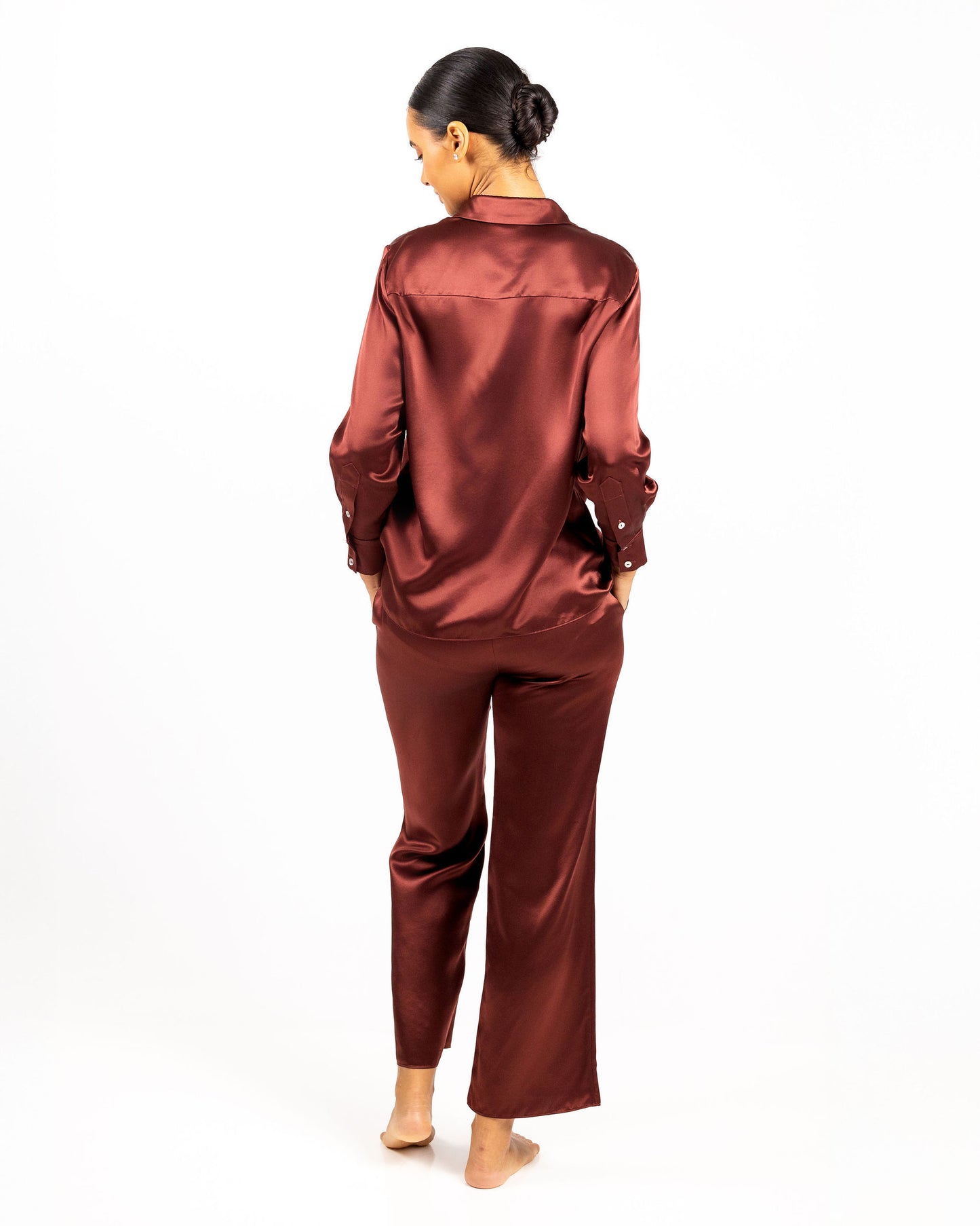 Silkepysjamas for dame i 100 % mulberrysilke – elegant silke, perfekt som kontorlook eller nattøy. ryggen til modellen vises.