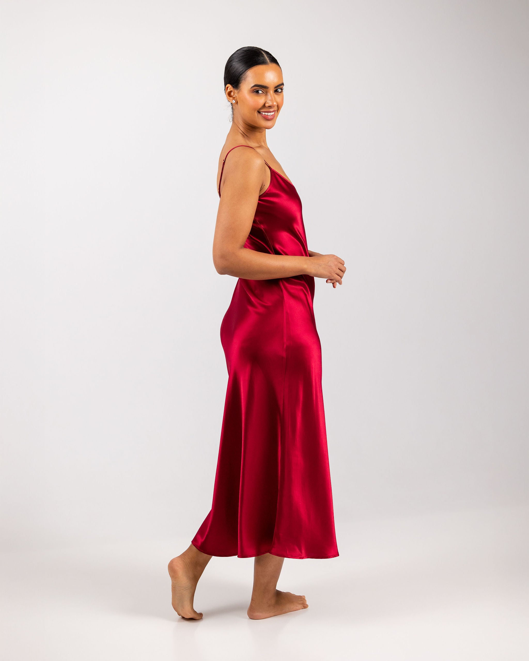 Savannah Silk Lang Kjole Red R6__1625-Edit_b458356a-79a0-4a83-b021-424d2c1be320