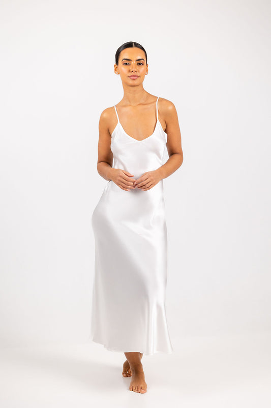 Savannah Silk Lang Kjole Pearl White R6__1798-Edit_344216fd-10ce-460f-a9b1-5207b84f831a