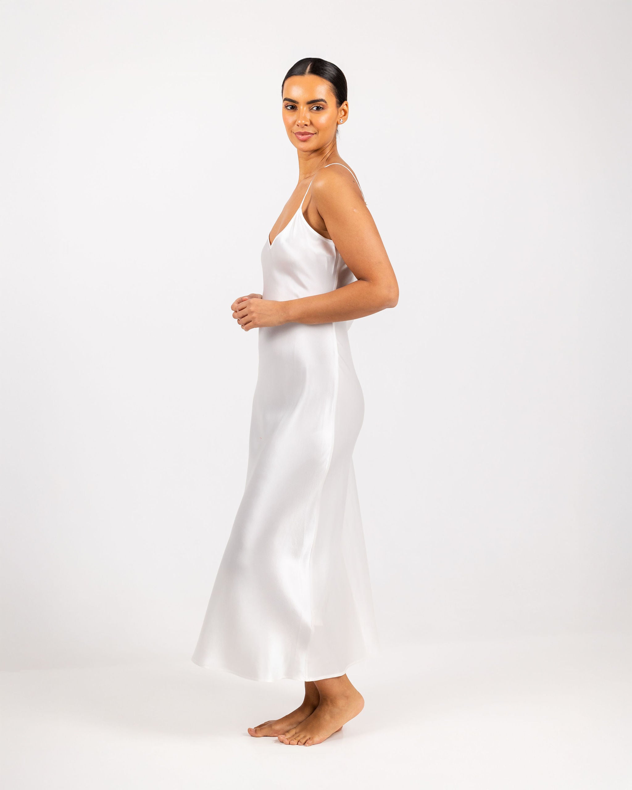 Savannah Silk Lang Kjole Pearl White R6__1812-Edit_32a3b26a-7455-4fd5-b5c2-587201630f4a