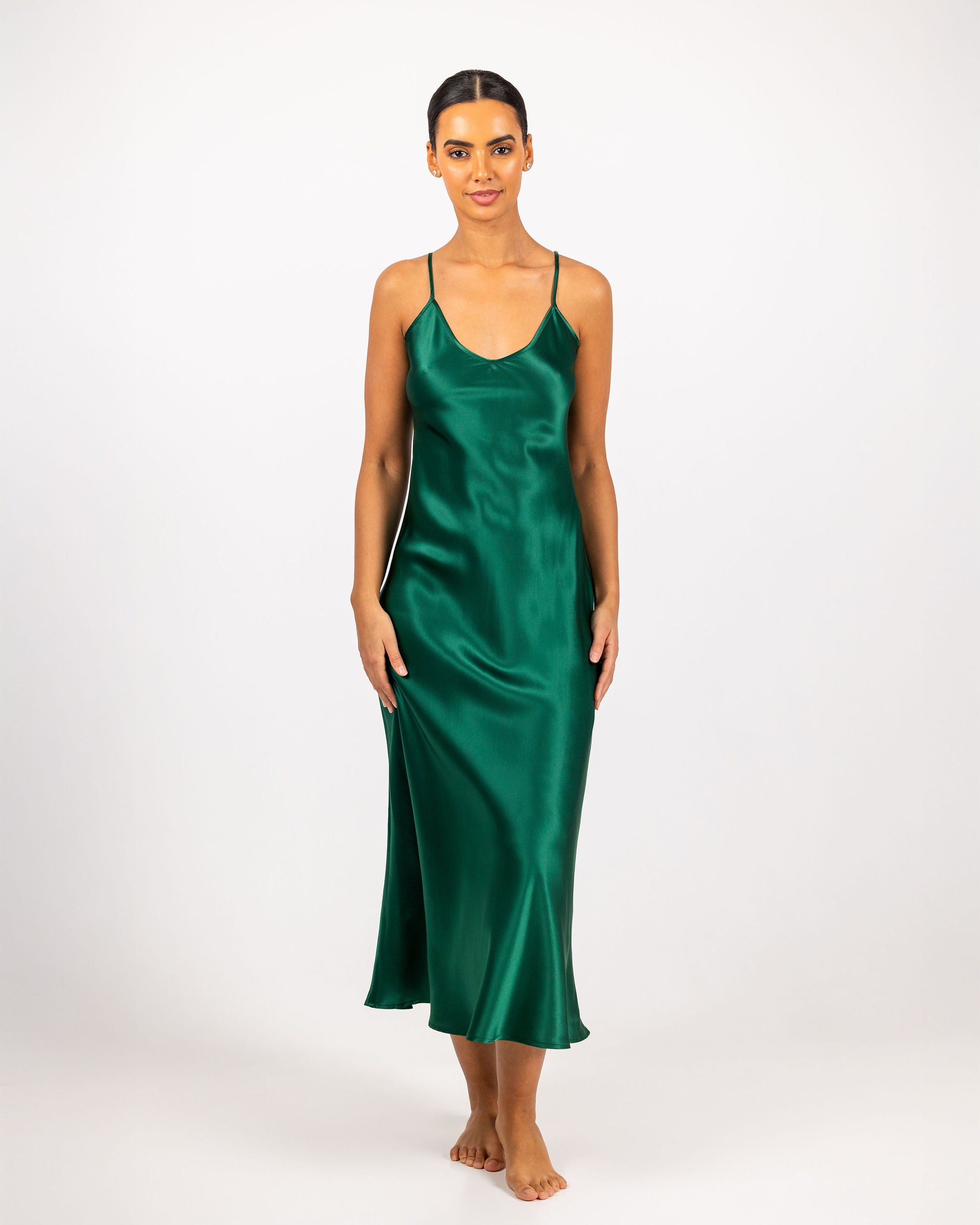 Savannah Silk Lang Kjole Green R6__2053-Edit_a05b113b-4ff7-4d45-8273-5c005196b649