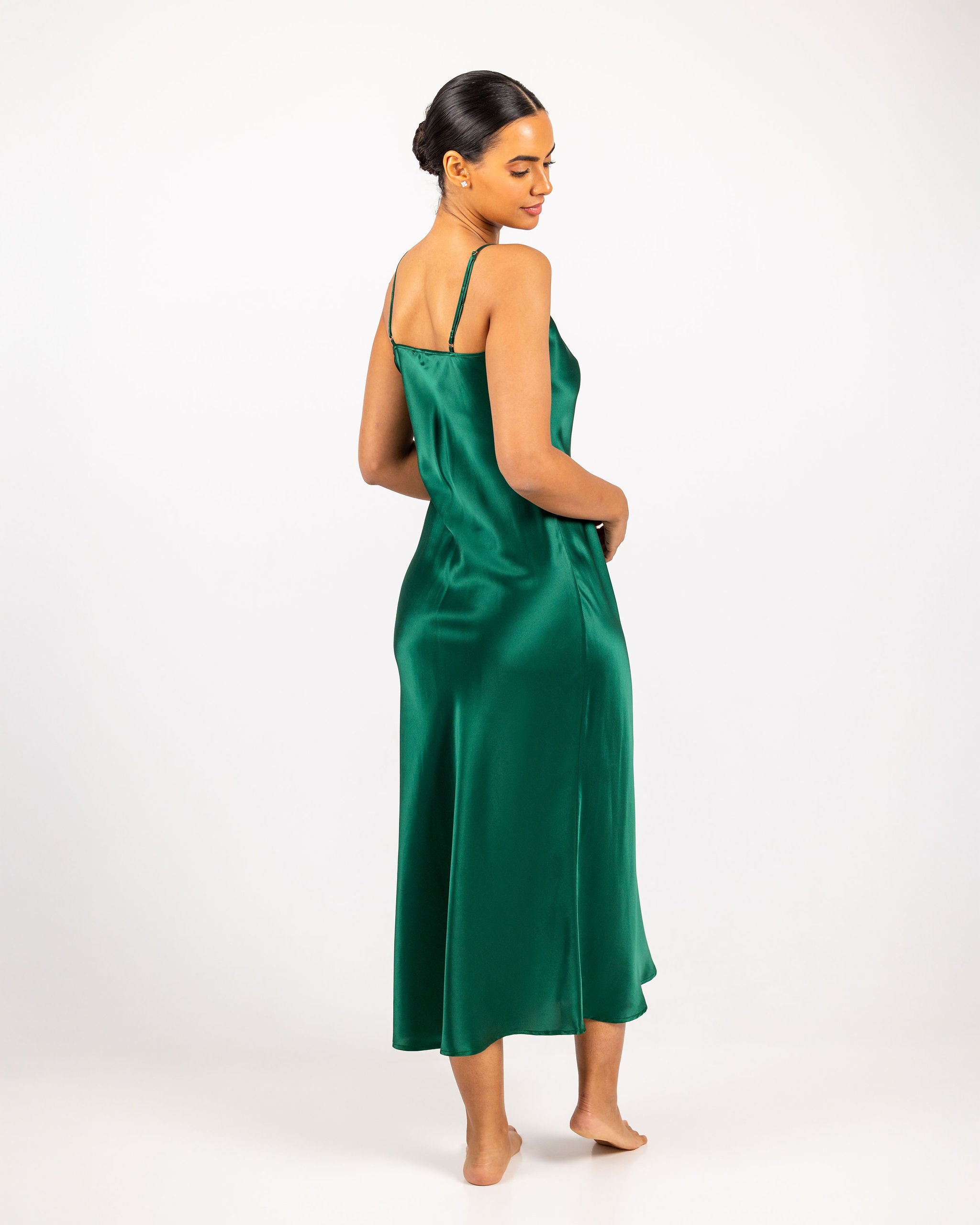 Savannah Silk Lang Kjole Green R6__2120-Edit_b3a7c021-d996-4572-98db-79ed51a44c93