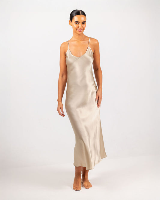 Savannah Silk Lang Kjole Champagne R6__2481-Edit_7d792584-4ab4-41a4-bf9a-0501d25e8f42