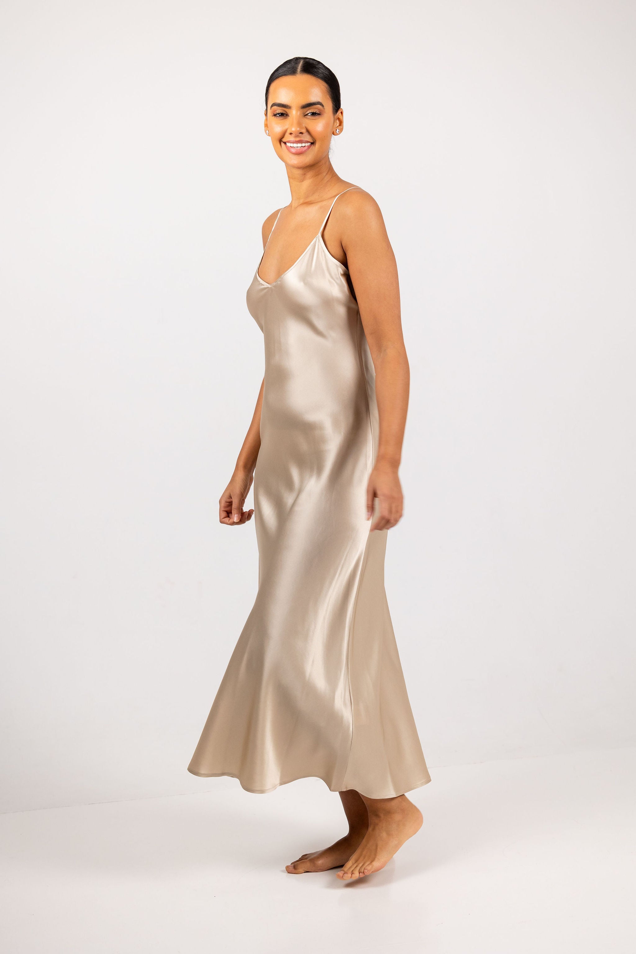 Savannah Silk Lang Kjole Champagne R6__2537_42b09093-6561-4832-ae01-b4cae77aa200
