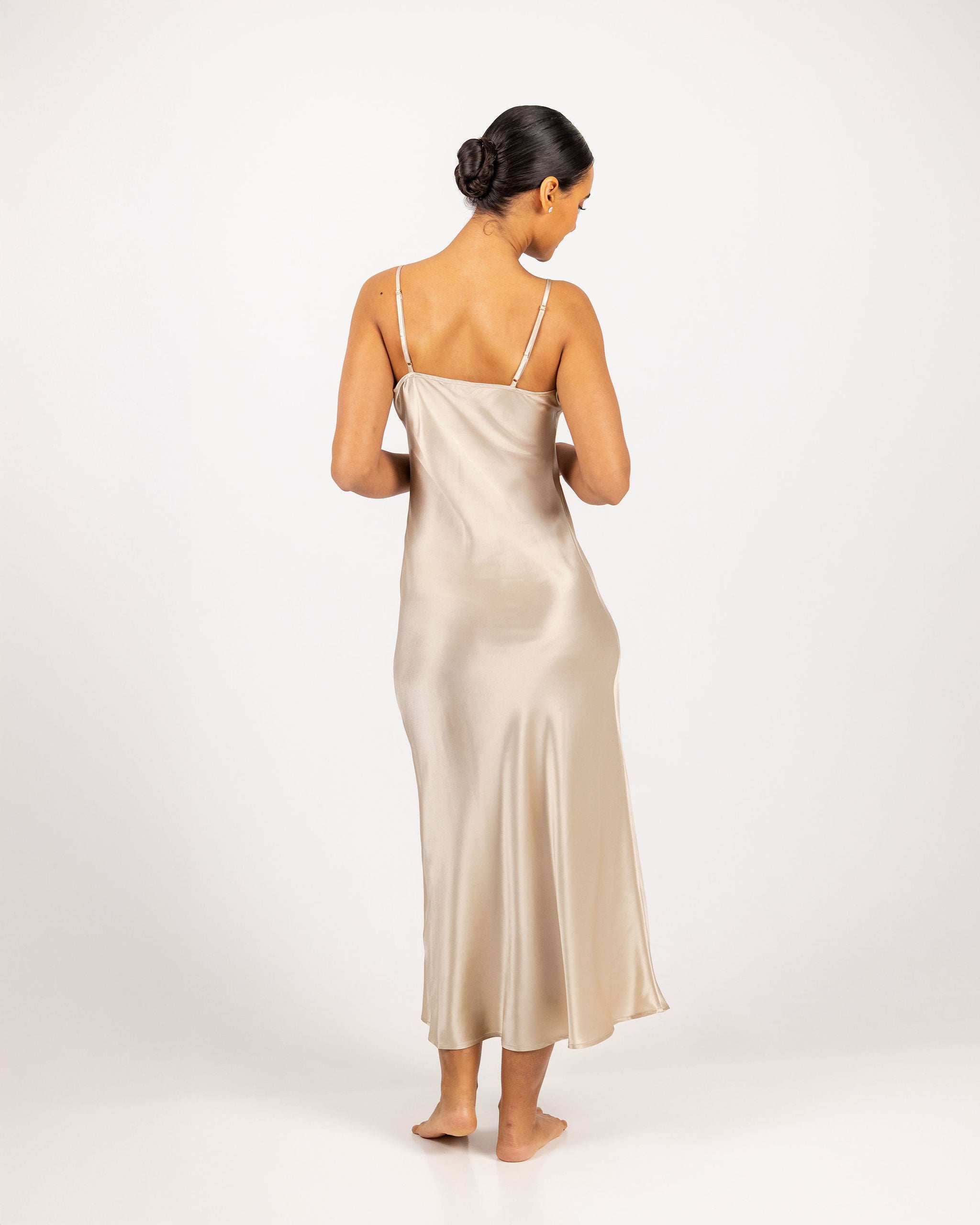 Savannah Silk Lang Kjole Champagne R6__2632-Edit_26c3beed-8ccf-45f2-acb8-2ed54b758a6c