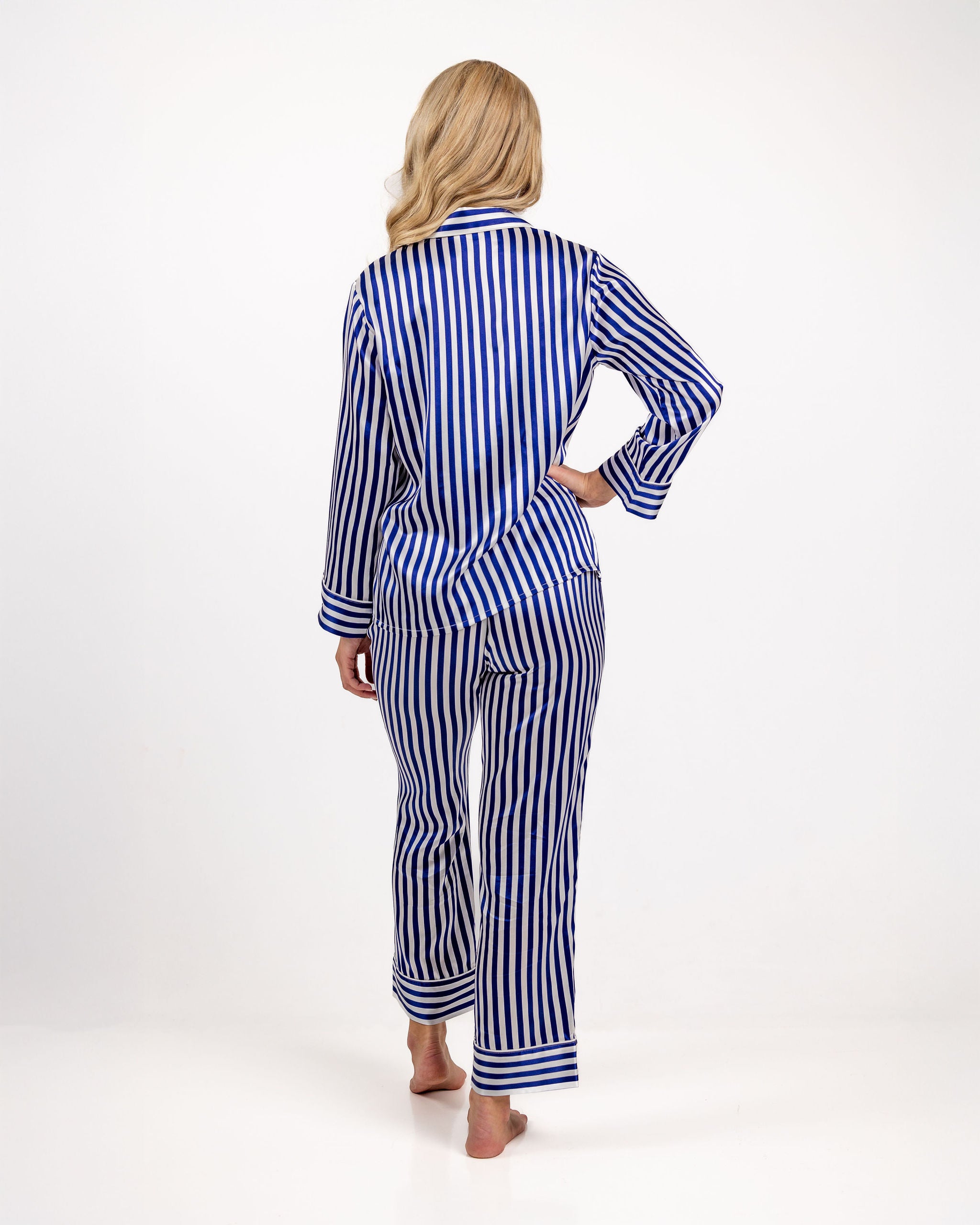 Fjord stripete Pysjamassett Blue Stripes R6__9908-Edit_763f3928-3588-4355-ae8d-7e125015d25e