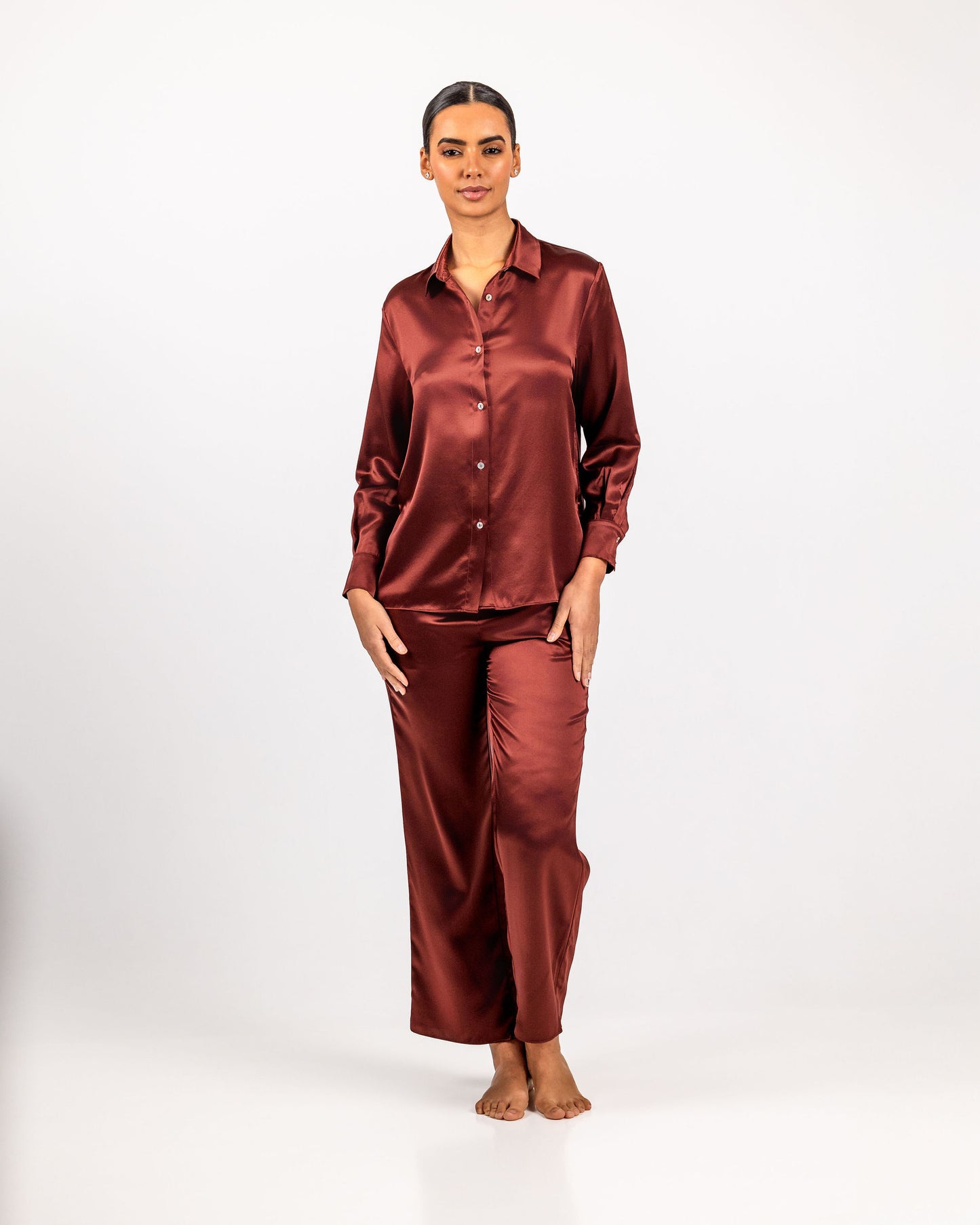 Silkepysjamas for dame i 100 % mulberrysilke – elegant loungewear i brun/Kobber farge.