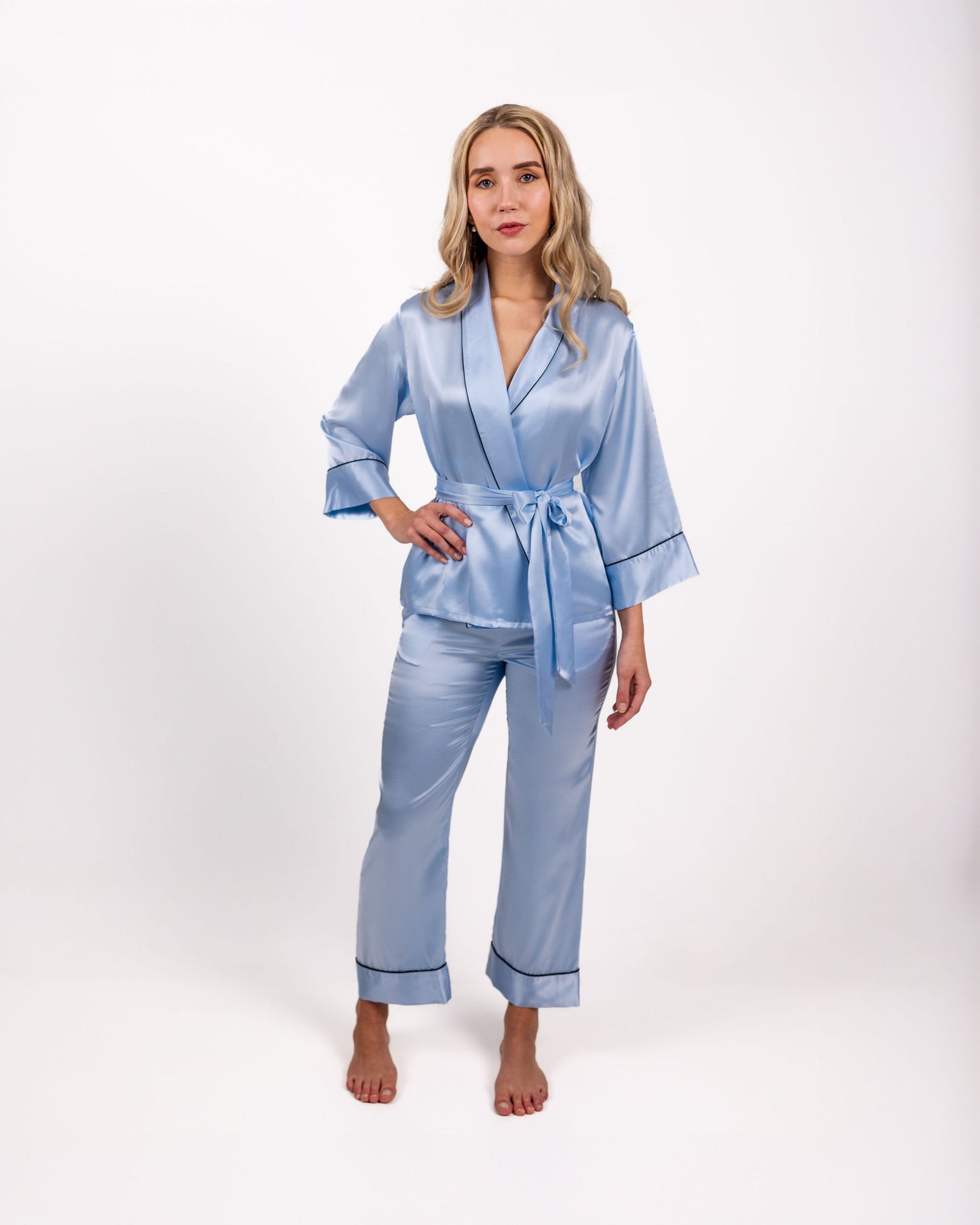Amara Loungesett Sky blue silkePysjamas_sett_Amara_Lysebl
