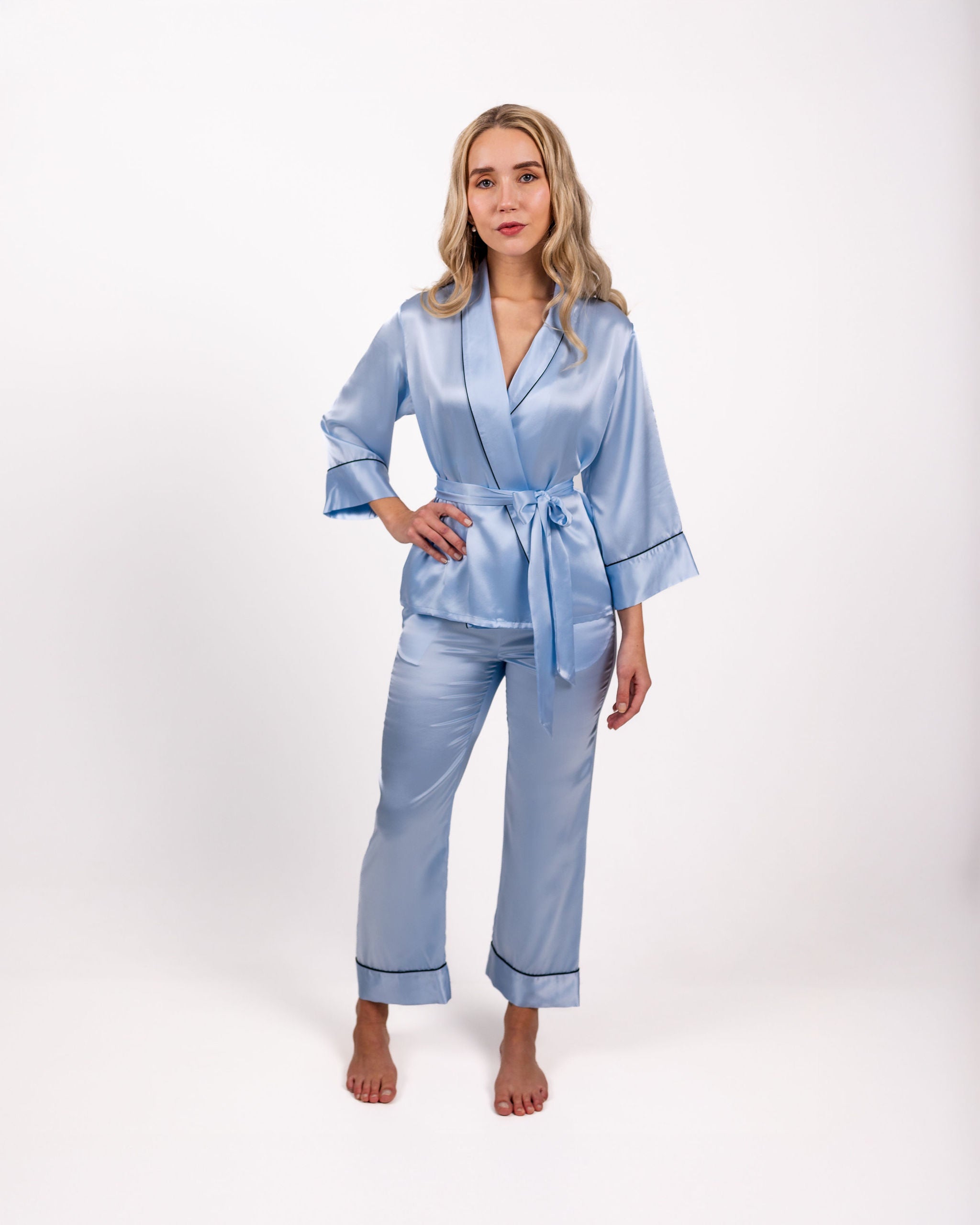 Amara Loungesett Sky blue silkePysjamas_sett_Amara_Lysebl